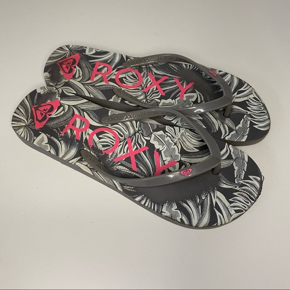 Roxy ladies flip flops. Size 8/9. Gently used.